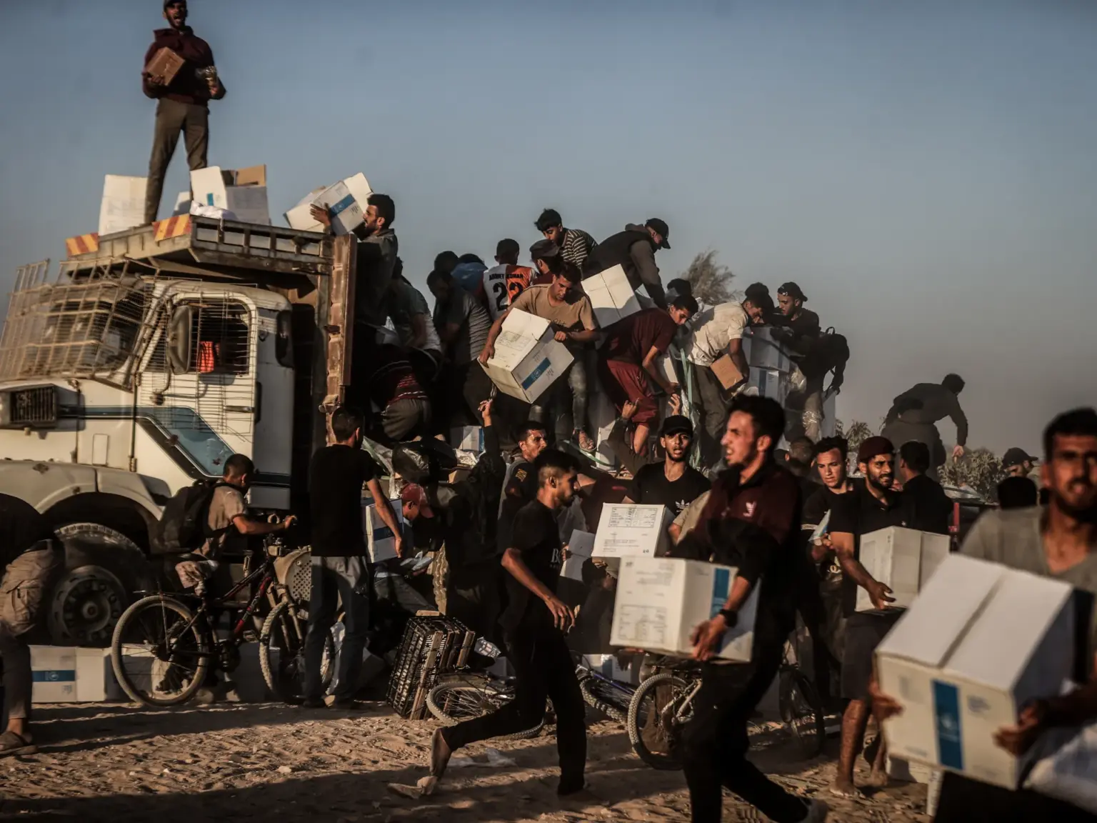 Humanitarian Aid in Gaza: UAE Sends 214 Trucks with Relief