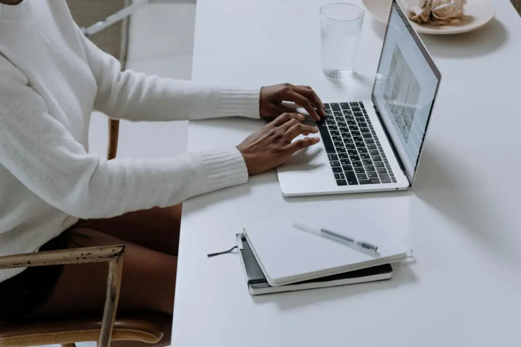 How to earn money online in UAE with freelance jobs, remote jobs, and online earning opportunities for flexible income.