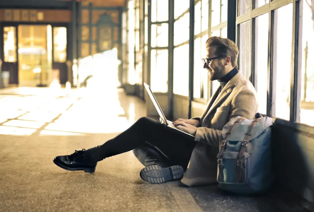How to earn money online in UAE with freelance jobs, remote jobs, and online earning opportunities for flexible income.
