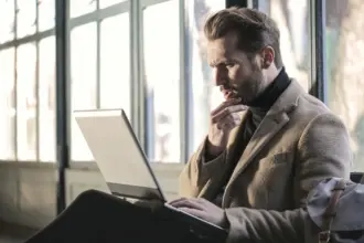 How to earn money online in UAE with freelance jobs, remote jobs, and online earning opportunities for flexible income.