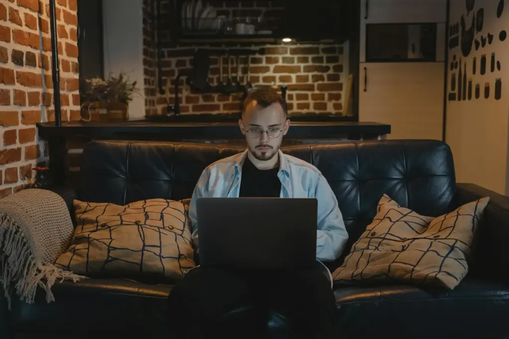 How to earn money online in UAE with freelance jobs, remote jobs, and online earning opportunities for flexible income.